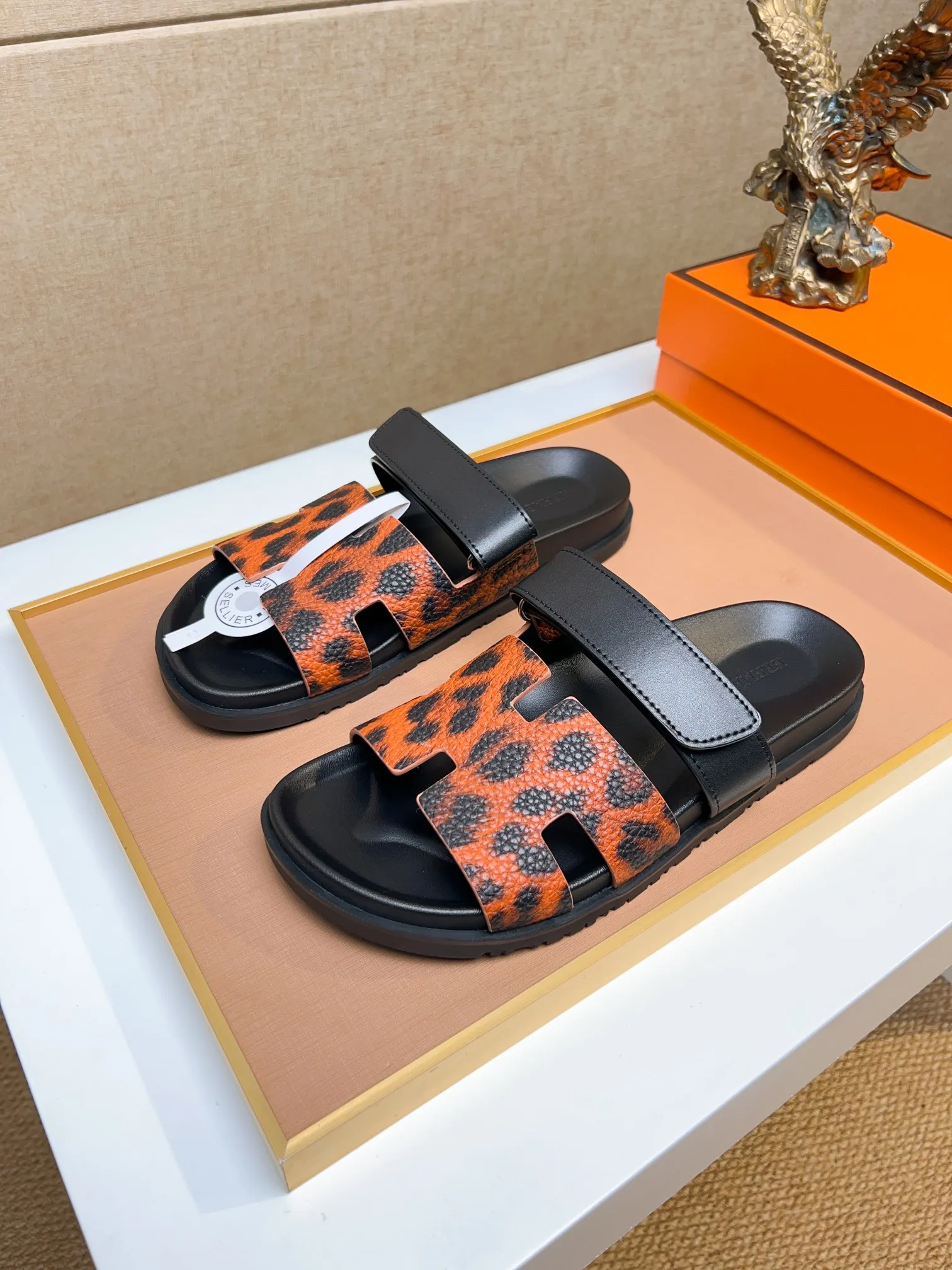 Men's clothing and shoes 💰340 💅💅💅 new arrival. Hermes Hermes official website latest counter synchronized new oran color leather H slippers, the original Paris version flew back to the original model and opened the mold to make it perfectly🍌The highest quality Sincerity, you can enter and leave the counter at will [Deyi] The upper is made of original customized  colored palm prints, crocodile print, ostrich print, colored cow leather, colored cow suede, 🤔 horse hair, 🥳 colored diamonds, 🥰 3D printing, and other genuine leather slippers, imported cow pattern foot pad lining, Italian  latest original genuine leather combination outsole Code number: 38-48 (customized at 46.47.48) Can be made into picture combination sole with genuine leather pattern and ordinary molded outsole
